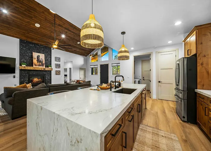 Lake-view Gem W/ Outdoor Entertainment In Show *
