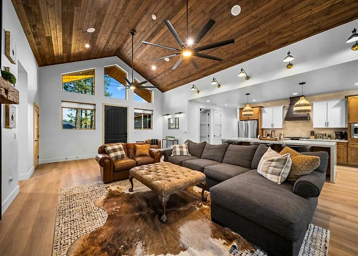 Lake-view Gem W/ Outdoor Entertainment In Show