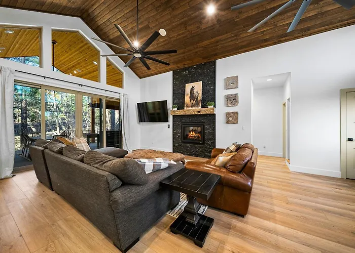 Lake-view Gem W/ Outdoor Entertainment In Show