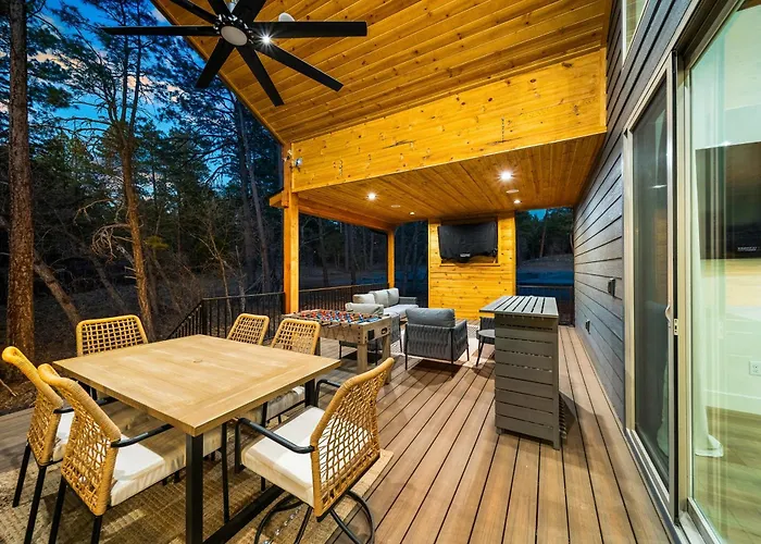 Lake-view Gem W/ Outdoor Entertainment In Show Holiday home